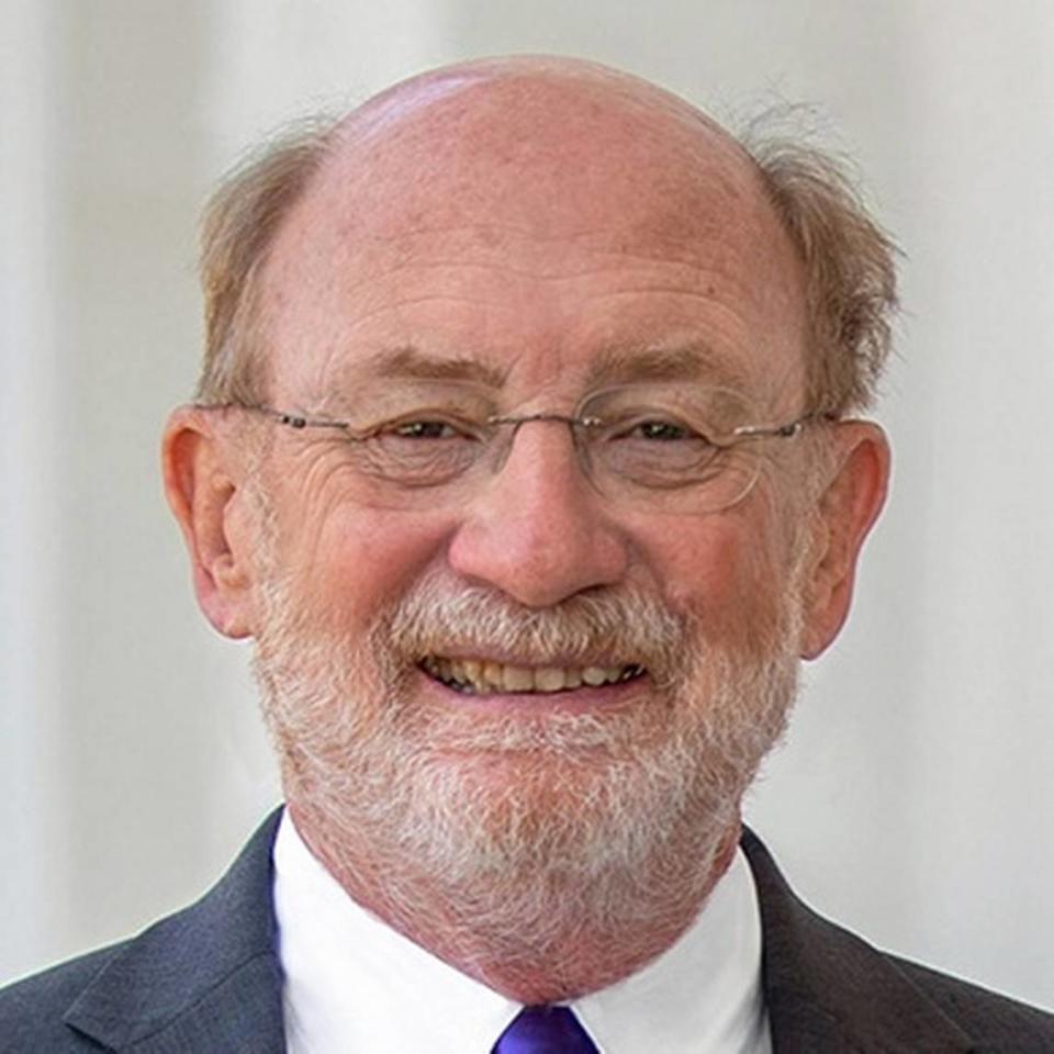 El Sen. John Lair,  demócrata de Santa Cruz