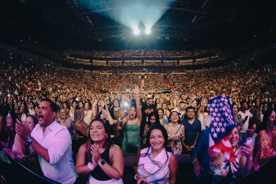 La audiencia de Kaseya, Miami disfrutó de los nuevos temas de Arjona, además de un popurrí de sus más grandes éxitos. Loud And Live