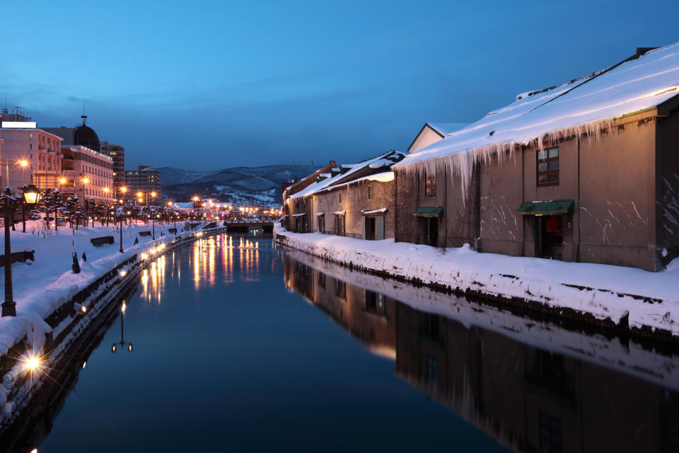 Snowy evening view along the Otaru Canal. (Photo: Gettyimages)
