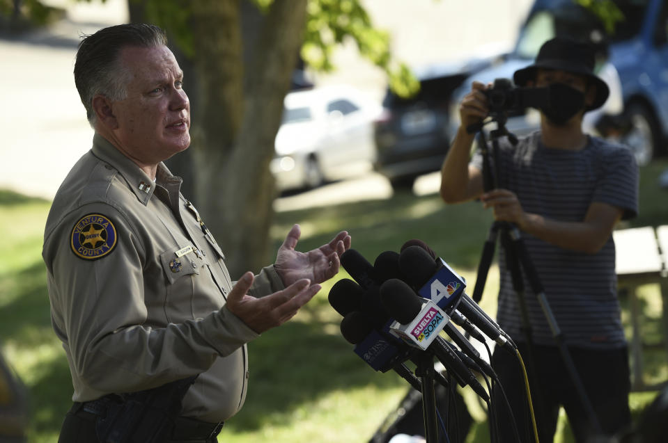 El capitán Eric Buschow, del departamento de policía del condado de Ventura, durante una conferencia de prensa sobre la búsqueda de la ex actriz de "Glee" Naya Rivera de parte del equipo de Búsqueda y Rescate Subacuático del departamento de policía el 10 de julio de 2020, en Lake Piru en el Bosque Nacional de Los Padres al noroeste de Los Angeles. Rivera rentó un bote el miércoles con su hijo de 4 años, el niño fue encontrado solo en el bote horas después. (Foto AP/Chris Pizzello)