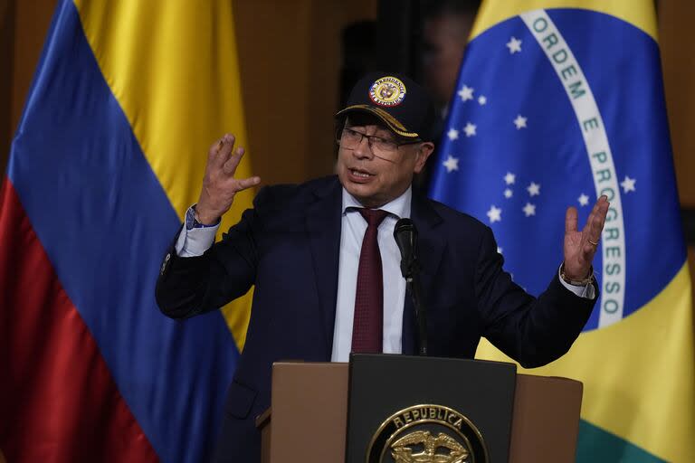 El presidente de Colombia, Gustavo Petro, pronuncia un discurso durante la inauguración de la Feria Internacional del Libro en Bogotá, Colombia, ante la presencia de Lula da Silva, el miércoles 17 de abril de 2024.