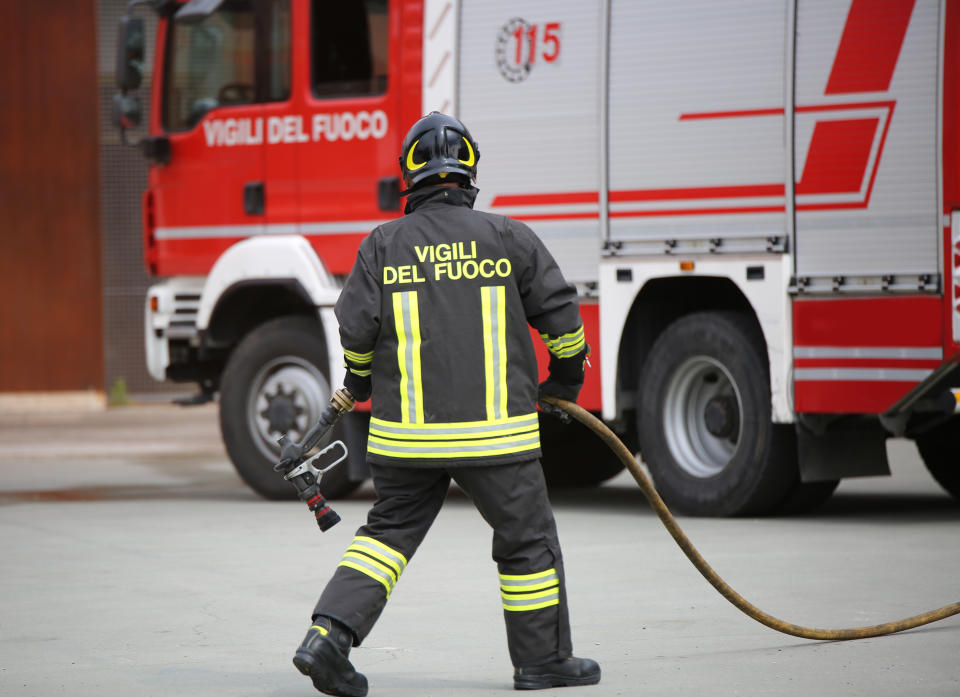 Roma, camion Ama prende fuoco: esplosioni e paura sulla Cassia