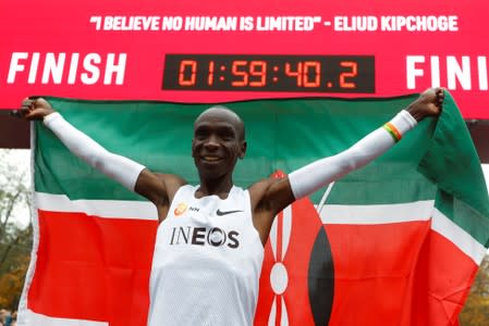 Eliud Kipchoge de Kenia cruza la línea de meta tras correr la maratón en menos de dos horas en Viena