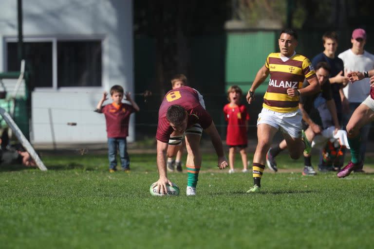 Joaquín De la Vega llega con comodidad a apoyar en el in-goal y pequeños hinchas de Newman se alegran.