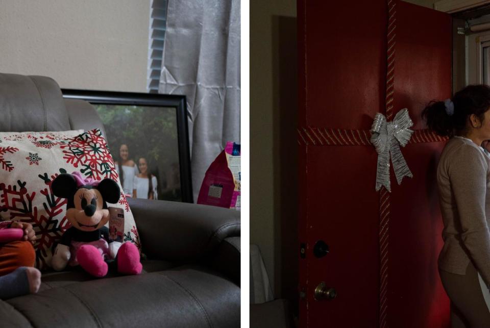 Alina Lazo watches a video while her mother Cristina Lazo looks out her front door while talking on the phone at their home in Cloverleaf. Sometimes the wind brings “smells like chemicals” and “you can see the dust in the house and in the cars,” Lazo said. 

Alina Lazo ve un video mientras su madre, Cristina Lazo, mira desde la puerta de su casa, en Cloverleaf, y habla por teléfono. A veces el viento trae “olor a químico” y “se ve el polvo” que ellas están inhalando, dice Lazo.

On November 10, 2023, six-year-old Alina Lazo watches a video at her home in Cloverleaf, Texas.