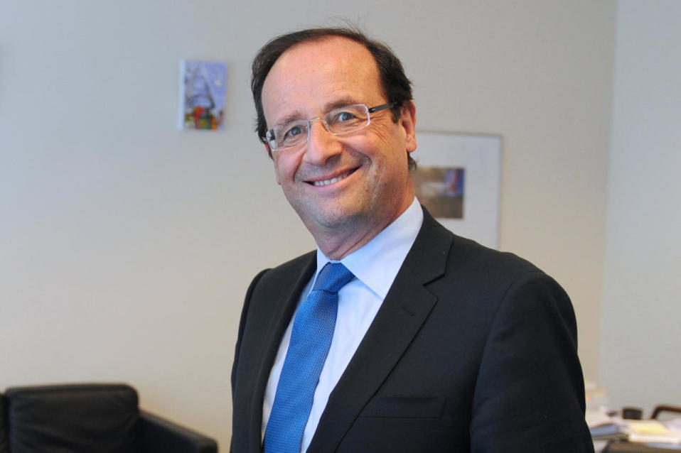 <p>Moins de deux semaines après l’annonce de son renoncement en vue de 2017, François Hollande voit sa cote de popularité grimper en flèche. Depuis son fameux discours, le président de la République a fait un bon de 14 points pour passer à 35% de bonnes opinions, d’après un sondage Ifop-Fiducial publié le 13 décembre. De quoi changer de plan à la dernière minute ?</p>