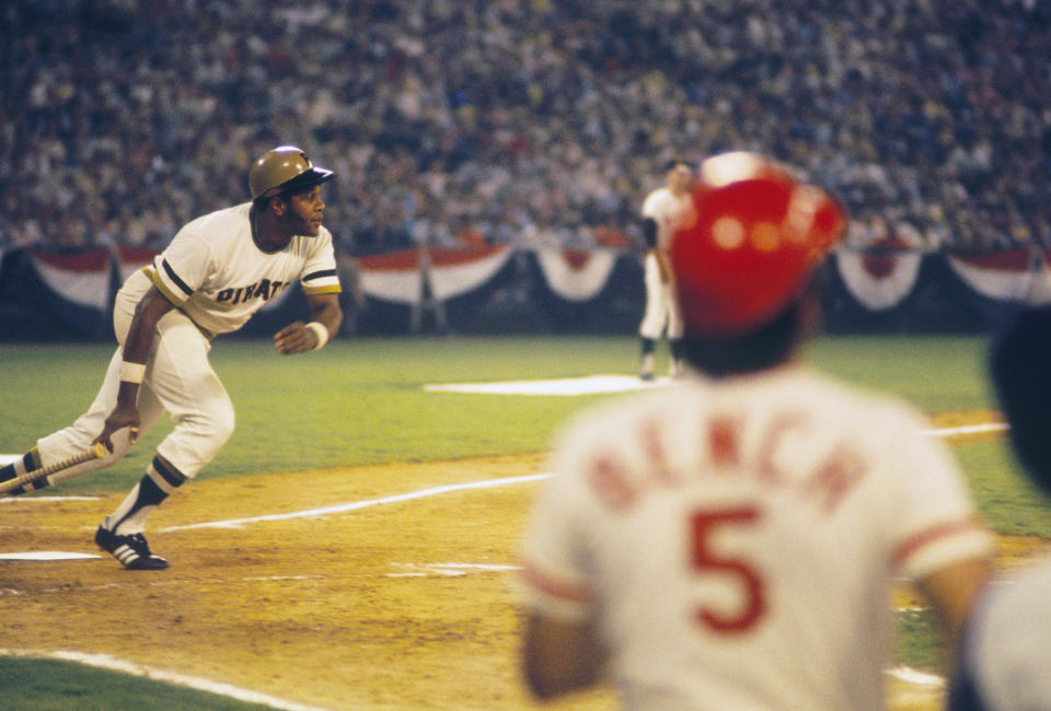 PITTSBURGH - 1970: Willie Stargell #8 of the Pittsburgh Pirates heads for first base against the Cincinnati Reds as Johnny Bench #5 watches the action on home plate at Three Rivers Stadium in Pittsburgh, Pennsylvania circa 1970's. (Photo by Focus on Sport via Getty Images)