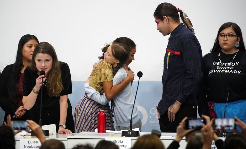 La activista climática Greta Thunberg abraza a una niña mientras asiste a una conferencia de prensa durante la cumbre climática de la COP25 en Madrid, España, el 9 de diciembre de 2019