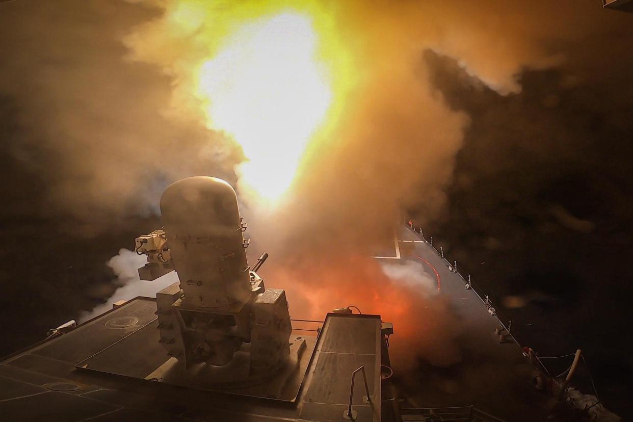 Der Lenkwaffenzerstörer USS Carney der Arleigh Burke-Klasse besiegt am 19. Oktober im Roten Meer eine Kombination aus Houthi-Raketen und unbemannten Flugkörpern. - Copyright: US Navy photo by Mass Communication Specialist 2nd Class Aaron Lau