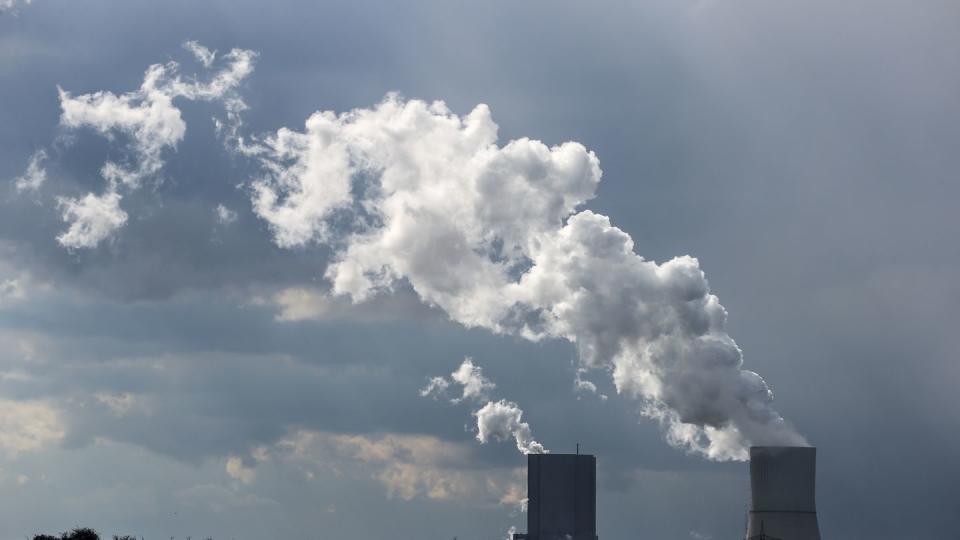 Das Kraftwerk Lippendorf in Sachsen. Kraftwerke und andere Industrieanlagen müssen pro Tonne ausgestoßenem CO2 ein Zertifikat bei der Emissionshandelsstelle abgeben.