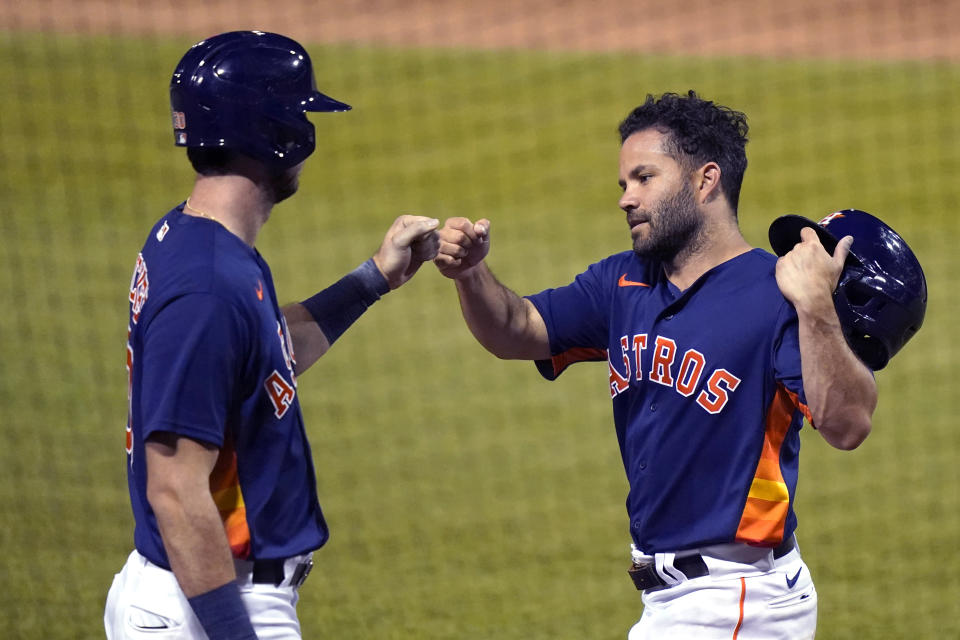 El viernes 19 de marzo del 2021, Jose Altuve y Kyle Tucker de los Astros de Houston celebran tras anotar en un sencillo de Michael Brantley ante los Nacionales de Washington. El martes 23 de marzo del 2021, los Astros terminaron la acortada temporada regular con marca perdedora, pero se encendieron el octubre y quedaron cerca de alcanzar la Serie Mundial por tercera ocasión en cuatro años. Vuelven con un equipo prácticamente intacto y son favoritos para llevarse el Oeste de la Liga Americana por cuarta ocasión en cinco años. (AP Photo/Lynne Sladky)