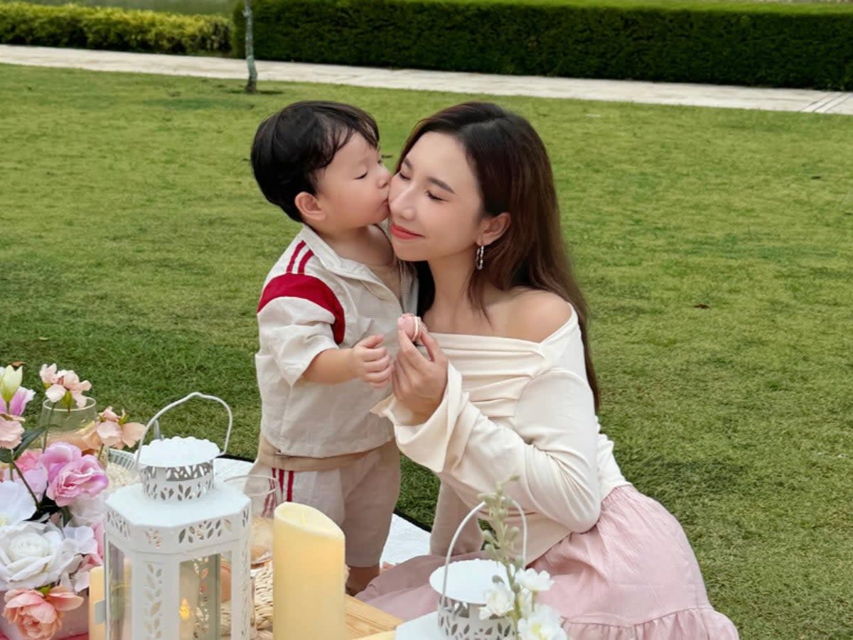 Influencer Jasmine Yong and her 2-year-old son Enzo sharing a sweet moment while picnicking (@jasmine.y____/Instagram) (Instagram)