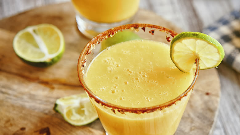 Spicy mango margaritas with limes