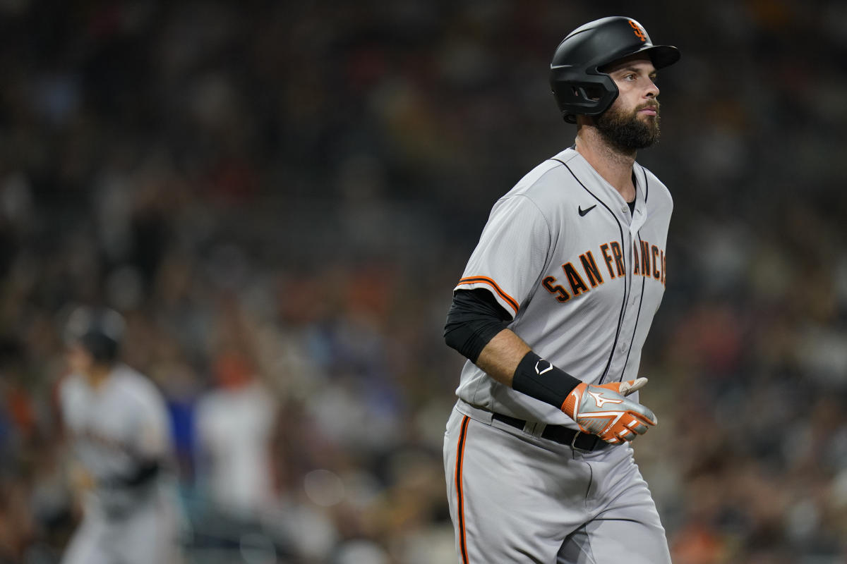 Giants 1B Brandon Belt considering undergoing knee surgery