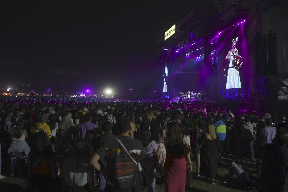 El público durante la presentación de la cantante mexicana Julieta Venegas en el festival Axe Ceremonia en el Parque Bicentenario en la Ciudad de México el domingo 2 de abril de 2023. (Foto AP/Marco Ugarte)