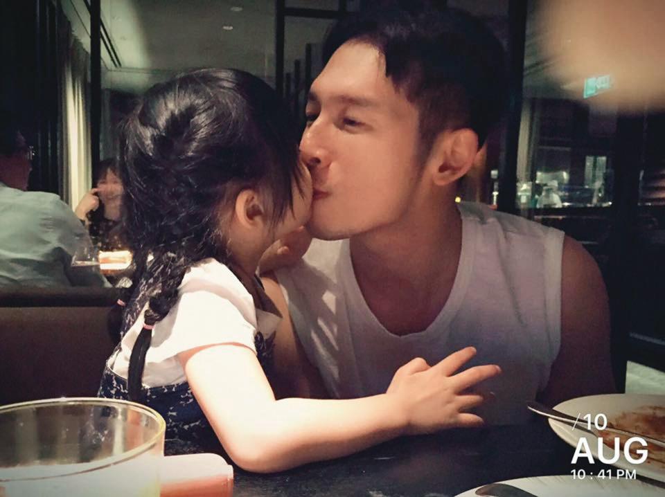 温昇豪過去偶爾分享女兒可愛模樣，現在女兒大了已不願露臉。（翻攝自温昇豪臉書）