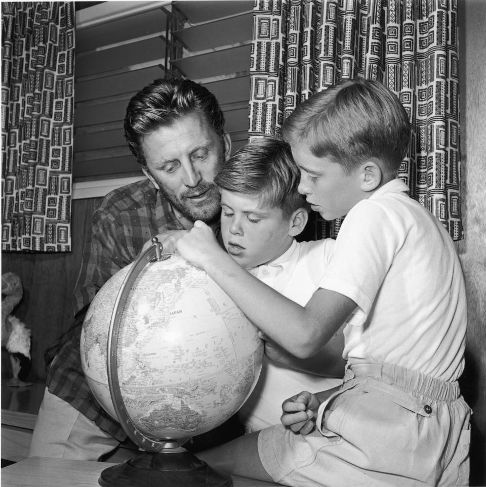 En esta estampa familiar el estadounidense observa una bola del mundo con sus hijos, Joel y Michael. (Foto: Arnold M. Johnson / Hulton Archive / Getty Images)