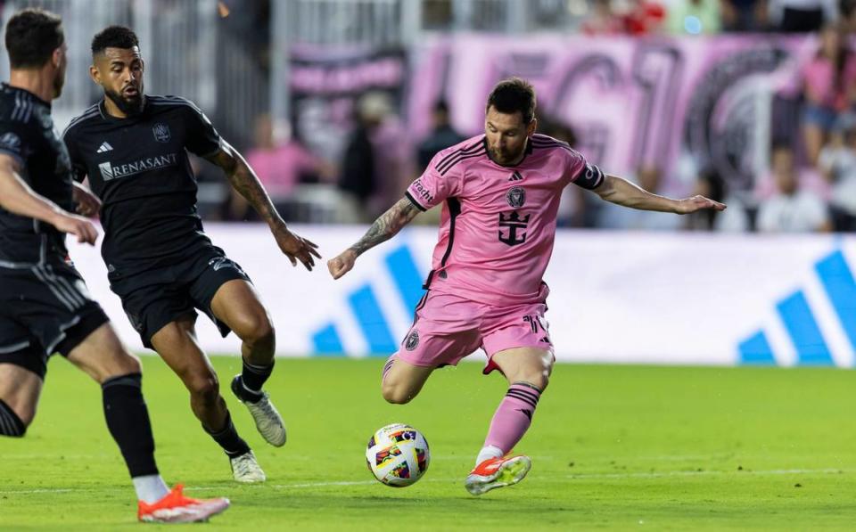 El delantero del Inter Miami Lionel Messi tira a puerta ante la marca de Aníbal Godoy, de Nashville, en el partido de la MLS celebrado el 20 de abril de 2024 en el Chase Stadium de Fort Lauderdale, Florida.