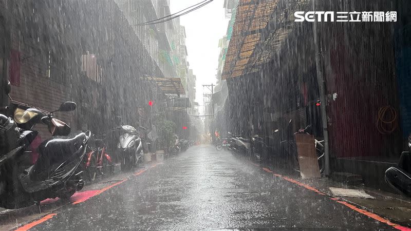 今日滯留鋒影響，南部上午有雷雨胞移入，近午起西半部及東北部降雨範圍擴大。