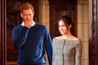 <p>Während andere Mitglieder des britischen Königshauses sich dazu entschlossen haben, ihre Schultern stets zu bedecken, hat sich Herzogin Meghan glücklicherweise dagegen entschieden! Beim Besuch des Schlosses in Cardiff entzückte die Frau von Prinz Harry mit dem wohl gewagtesten Blazer, den das Königshaus je gesehen hat. </p>
