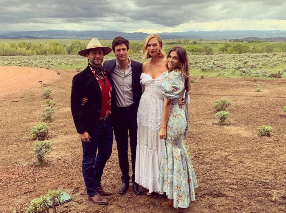 En esta otra foto en la que la pareja posa con el periodista Derek Blasberg y la empresaria Dasha Zhukova, dos de los invitados, se aprecia el vestido de Karlie, que es capaz de adaptarse a cualquier estilo sin perder la elegancia. (Foto: Instagram / <a href="http://www.instagram.com/p/BzEY_hPHmv1/?utm_source=ig_embed" rel="nofollow noopener" target="_blank" data-ylk="slk:@dasha;elm:context_link;itc:0;sec:content-canvas" class="link ">@dasha</a>).