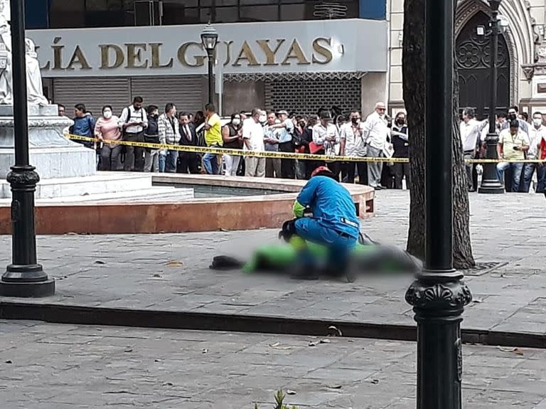 Un fiscal ecuatoriano que investigaba femicidios fue baleado en la calle