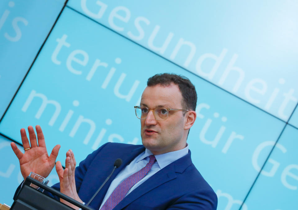 Jens Spahn schlägt sich ordentlich, nahm die Krise jedoch anfangs nicht ernst genug (Bild: Reuters/Fabrizio Bensch)