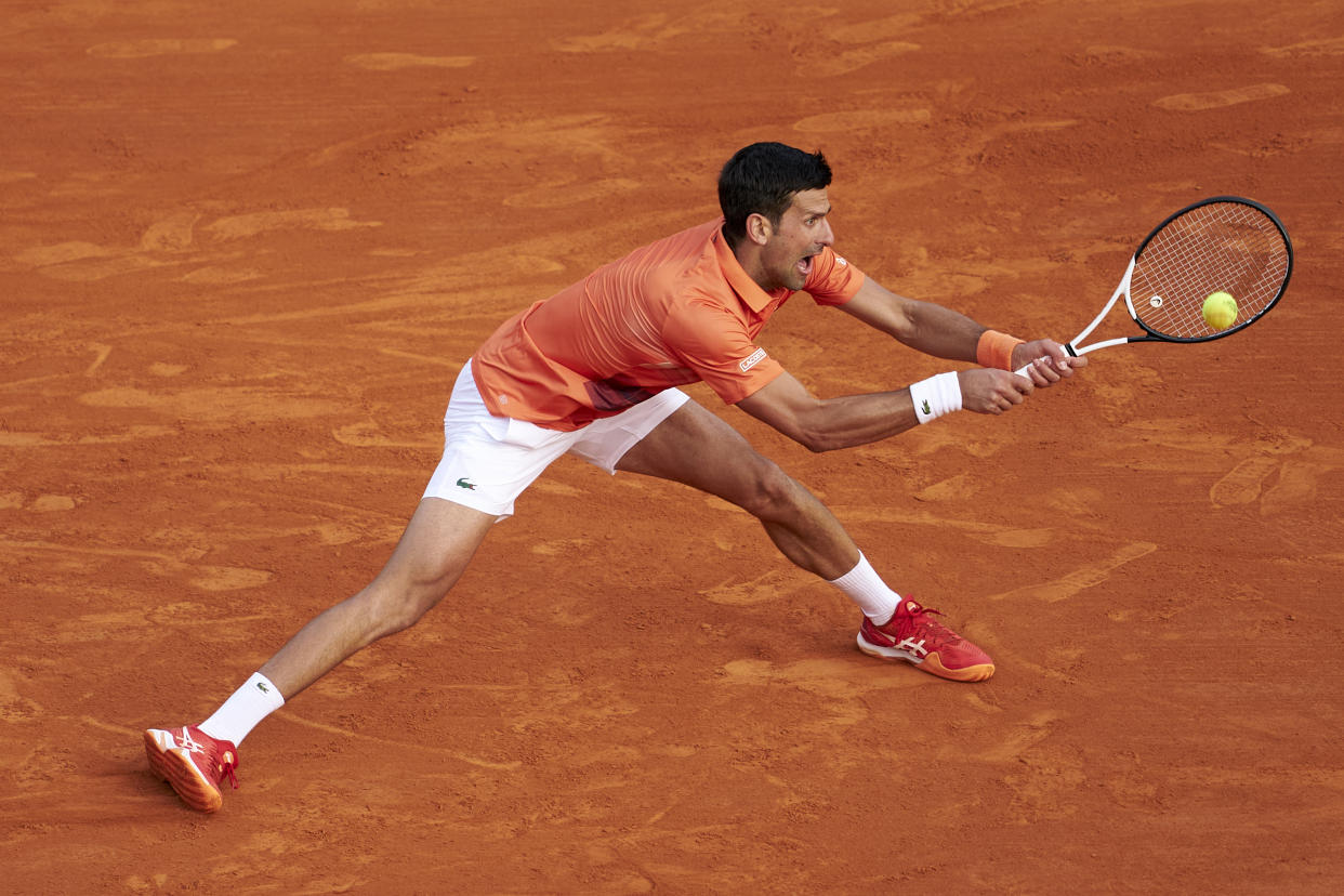 El tenista serbio Novak Djokovic regresa una bola a Alejandro Davidovich Fokina de España en Mónaco. (Foto: Manuel Queimadelos/Quality Sport Images/Getty Images)