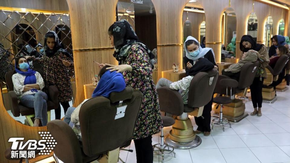 塔利班高壓統治下，阿富汗女性僅剩的社交空間，美髮沙龍也遭到勒令關閉。（圖／達志影像美聯社）