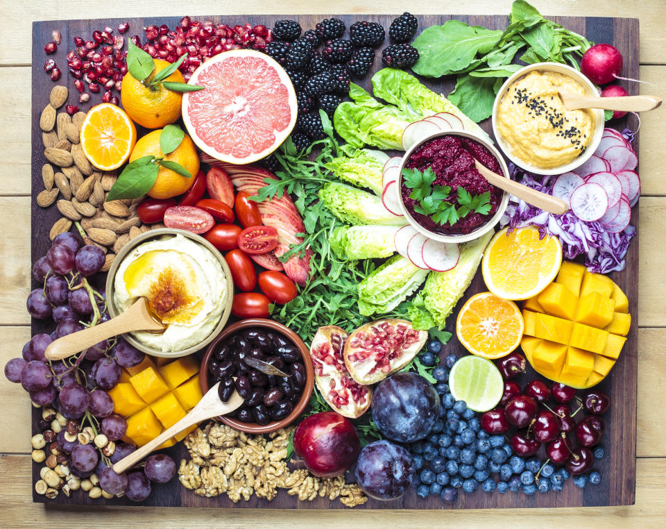 Eine Regenbogenpalette an buntem veganen Essen