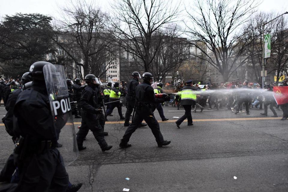 Police pepper spray at anti-Trump protesters during clashes in Washington, DC, (JEWEL SAMAD/AFP/Getty Images)