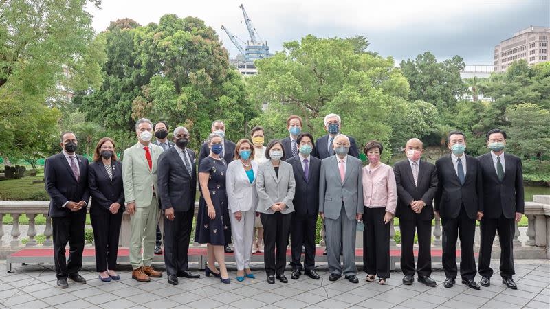 和碩副董程建中（後排右一）赴裴洛西午宴。（圖／翻攝自蔡英文臉書）