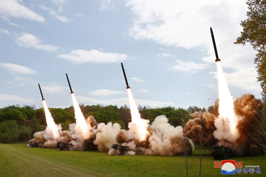 北韓官媒報導領導人金正恩指導北韓的超大型火箭砲演習，稱是一場「核反擊模擬演練」。翻攝KCNA