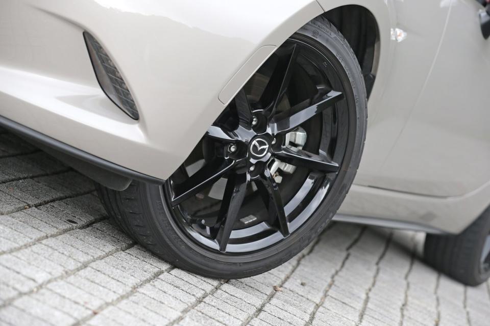 八輻式17吋輪圈樣式不變但改為亮黑色塗裝，配胎尺碼亦維持原本的205/45R17。