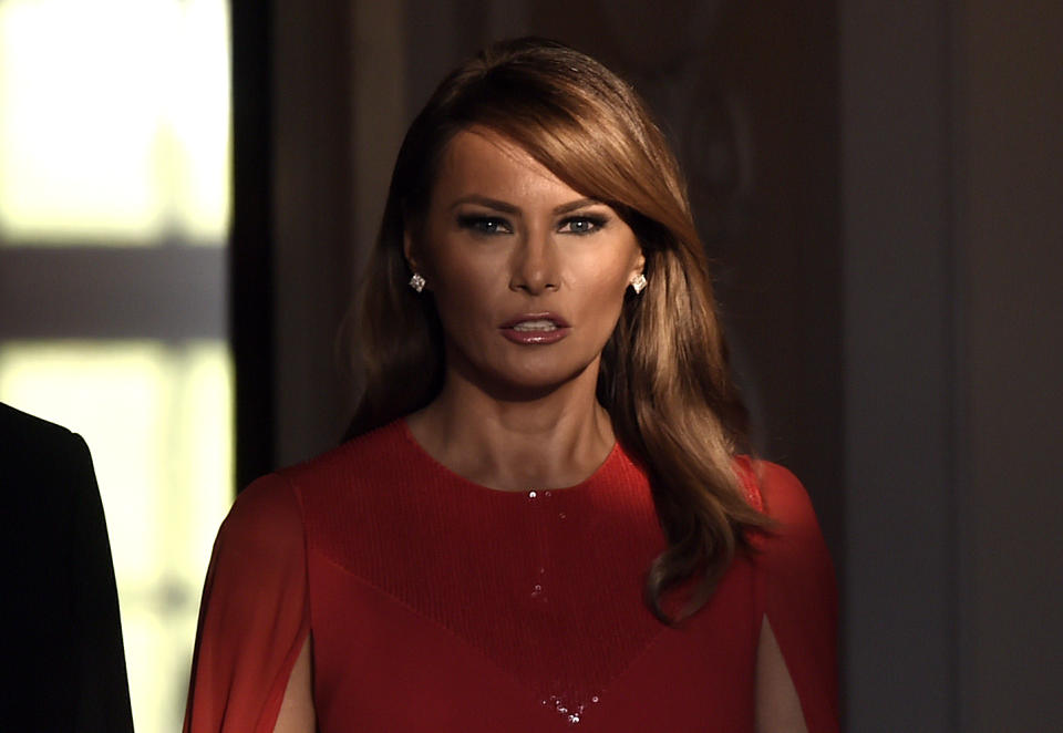 Melania, de 49 años, completó su look para la cena de gala en la Embajada de forma sencilla con unos pendientes de brillantes y melena suelta. (Foto: Peter Summers / Getty Images).