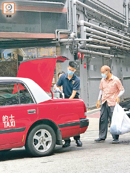 酒店職員（左）為住客搬行李時較以往謹慎，戴上眼罩及手套。