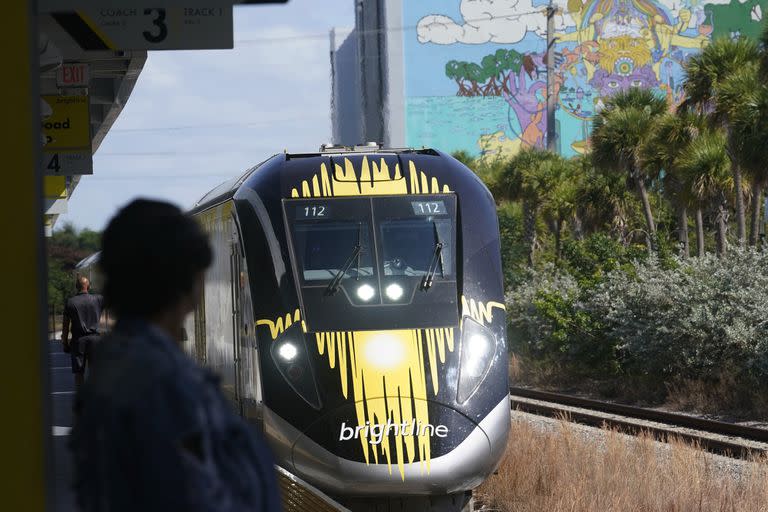 Un tren Brightline se acerca a la estación de Fort Lauderdale el viernes 8 de septiembre de 2023