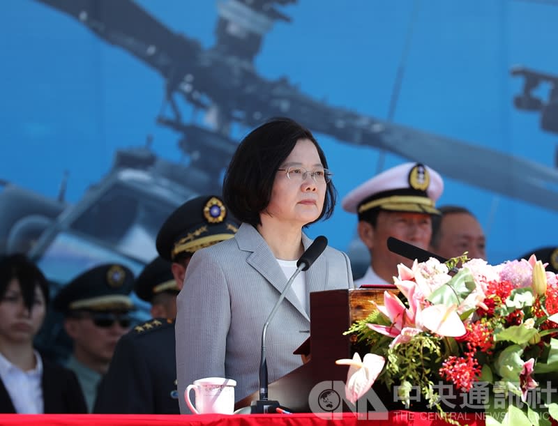 總統蔡英文17日在陸軍龍城營區主持陸軍航空第601旅AH-64E直升機全作戰能力成軍典禮。（中央社）