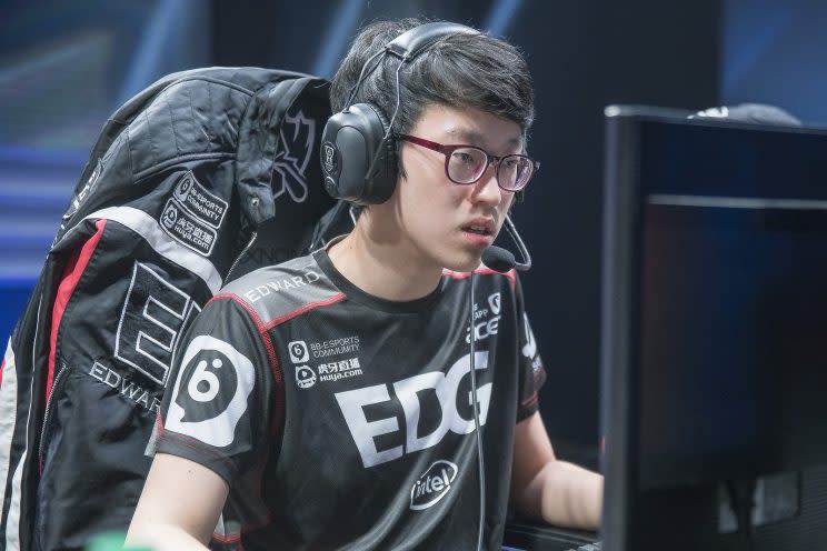 EDward Gaming mid laner, Scout (lolesports)