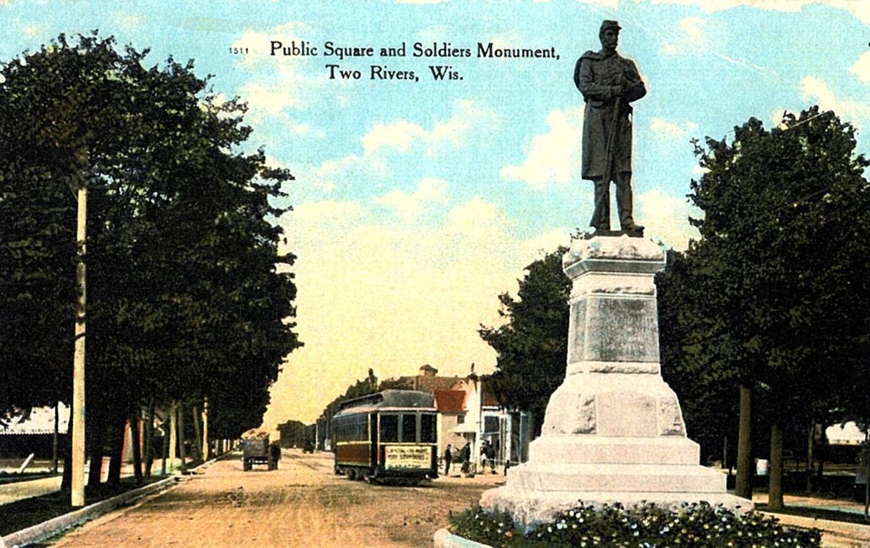 Early 1900s picture postcard showing the Soldiers Monument and a street car on Washington Street in Two Rivers.