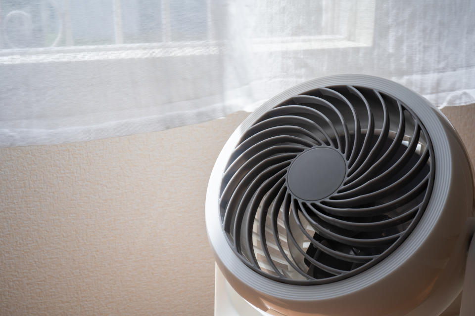 循環扇擺對位置幫冷氣降溫、省電 4種用法促進空氣循環（圖／Getty Images）