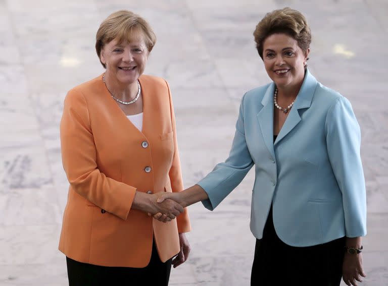 Angela Merkel se da la mano con la presidenta de Brasil, Dilma Rousseff, antes de una reunión en el Palacio Planalto en Brasilia, Brasil, el 20 de agosto de 2015