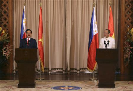 Vietnam's Prime Minister Nguyen Tan Dung (L) talks next to Philippines' President Benigno Aquino during a joint news conference at the Malacanang Presidential Palace in Manila May 21, 2014. REUTERS/Aaron Favila/Pool