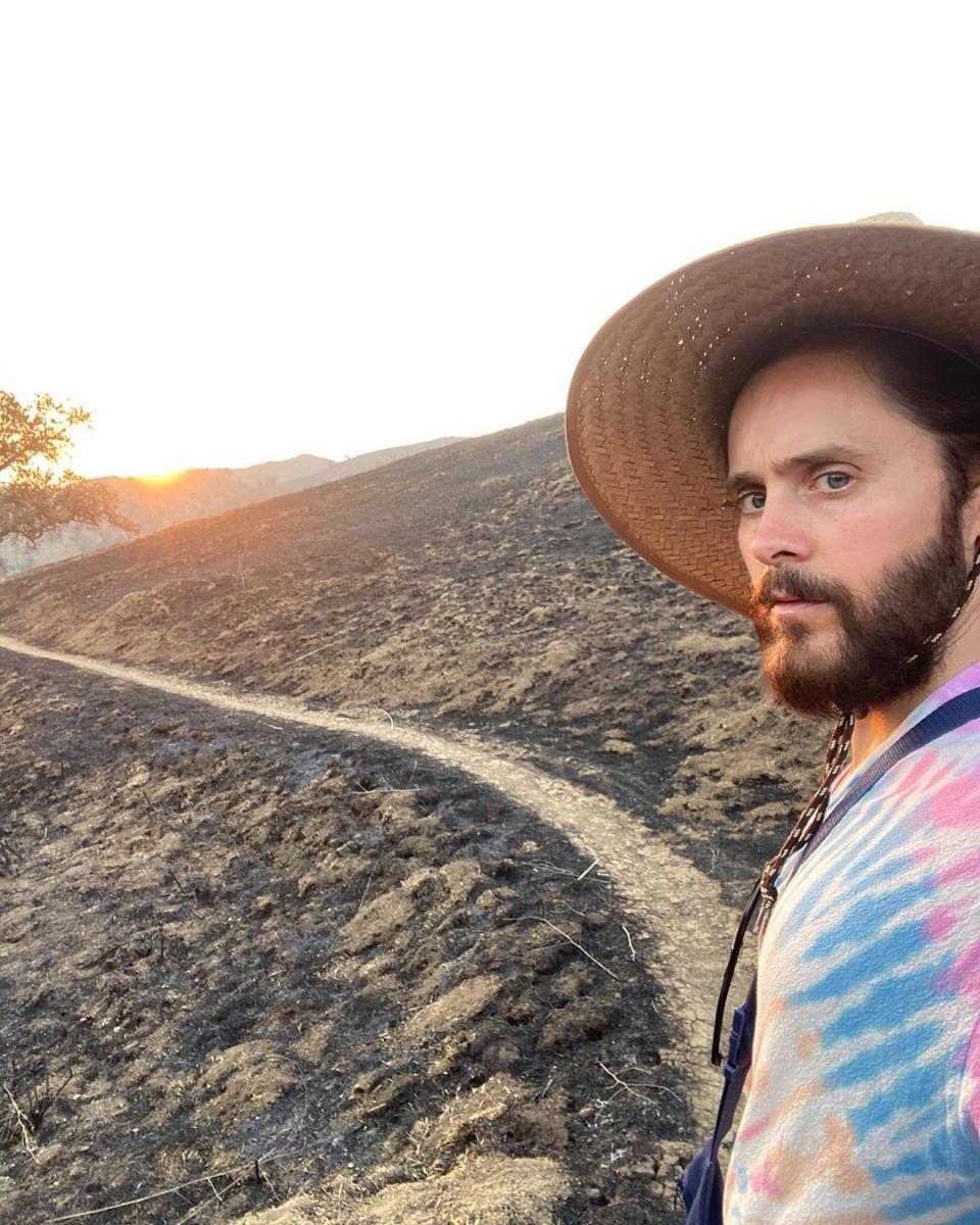 Alors que la Californie vit au rythme de terribles incendies depuis le début du mois d’août, Jared Leto a tenu à poster un message de soutien à tous ceux qui les combattent. L’acteur américain, qui devrait bientôt incarner Andy Warhol à l’écran, s’est photographié au cœur de la nature meurtrie par les flammes. © Instagram @jaredleto