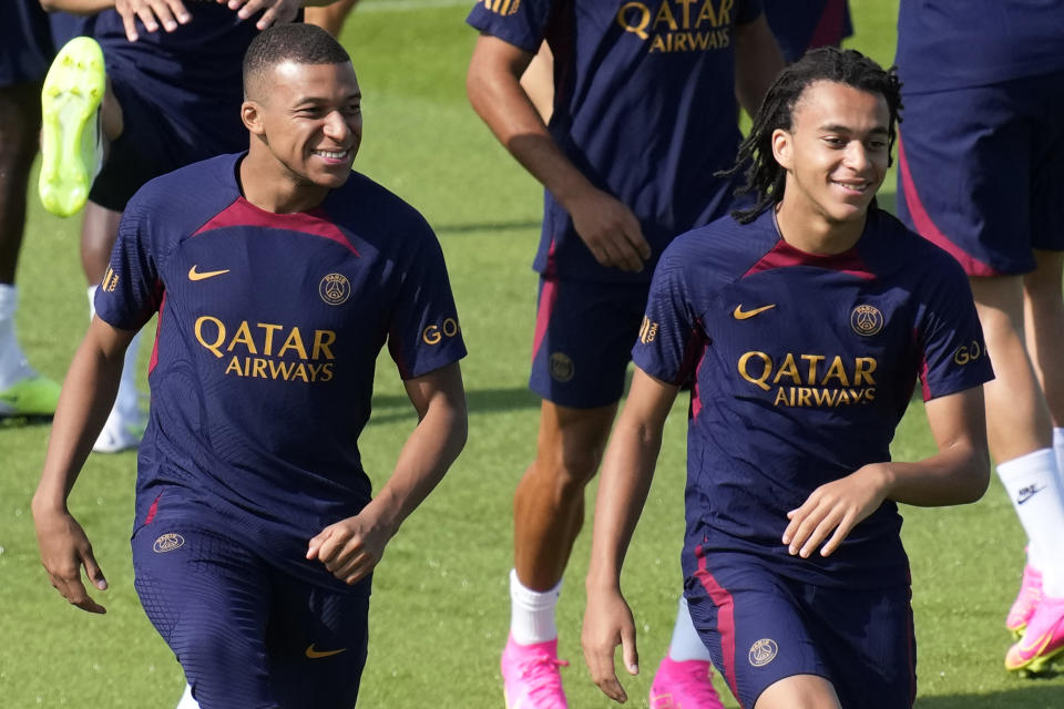 Kylian Mbappé y su hermano Ethan Mbappé asisten a una sesión de entrenamiento con el Paris Saint-Germain el jueves 20 de julio del 2023. (AP Foto/Christophe Ena)