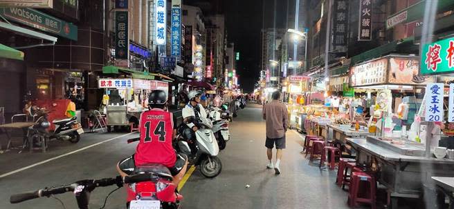 貼紙哥日前在臉書上貼出高雄六合夜市慘況，根本沒有人潮。（圖／摘自貼紙哥臉書）