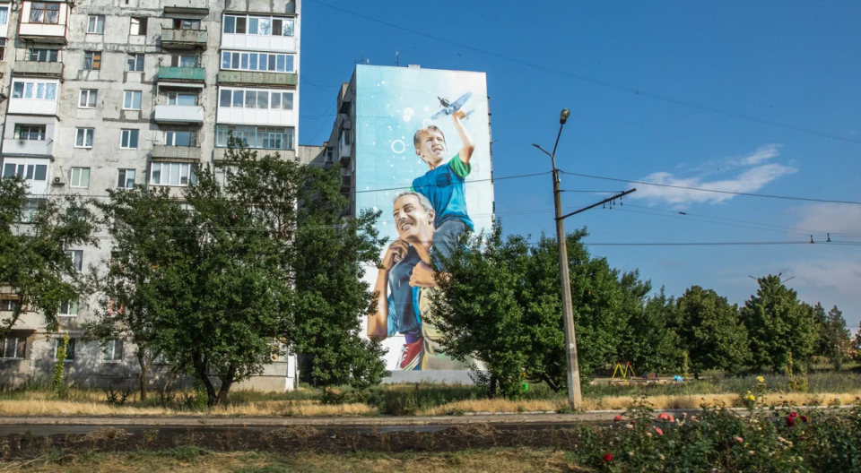 The mural in front-line Bakhmut still reminds people of a peaceful sky. <span class="copyright">Oleksandr Medvedev / NV</span>