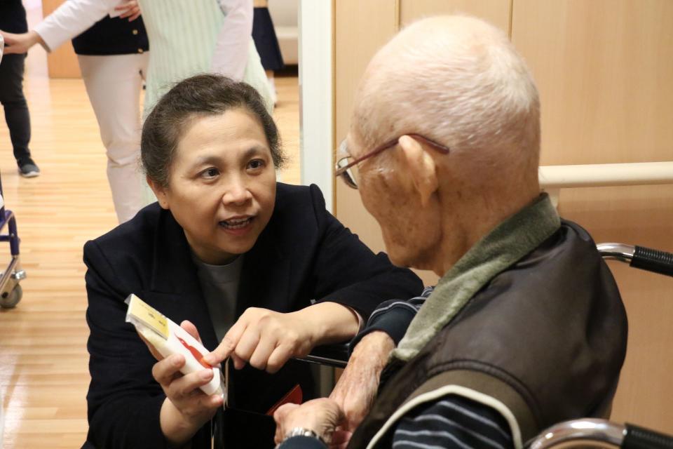 台中慈濟醫院副院長莊淑婷（左）身兼慈濟護理之家負責人，他鼓勵年輕護理師歷練不同環境的學習，才能拓展視野。