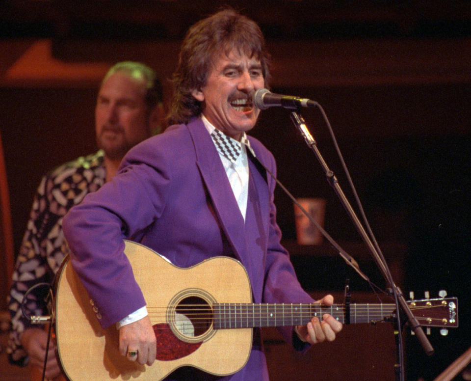 ARCHIVO - El ex Beatle George Harrison canta durante un concierto aniversario de Bob Dylan en el Madison Square Garden de Nueva York, el 16 de octubre de 1992. (AP Foto/Ron Frehm, Archivo)