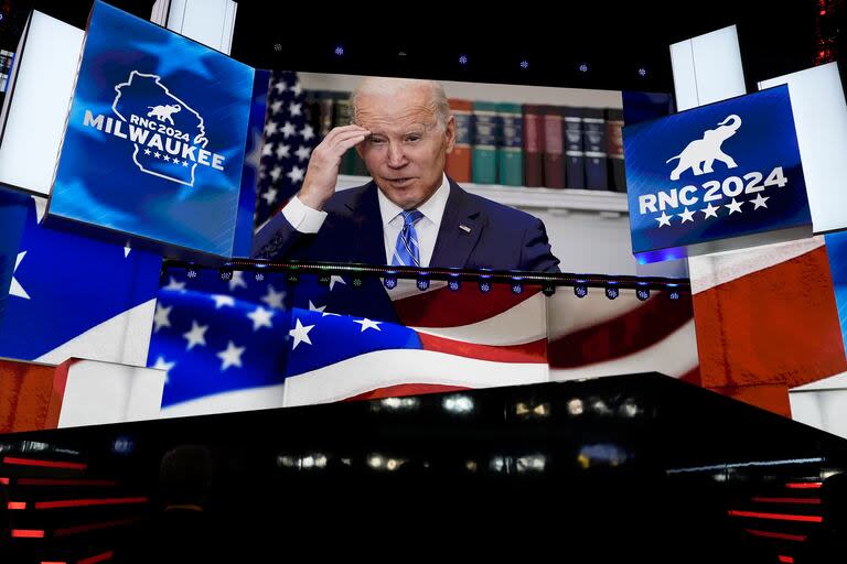 Una imagen del presidente Joe Biden se proyecta en una pantalla, en la última noche dela Convención Nacional Republicana de 2024 en el Fiserv Forum, el jueves 18 de julio de 2024, en Milwaukee. (AP Foto/Carolyn Kaster)
